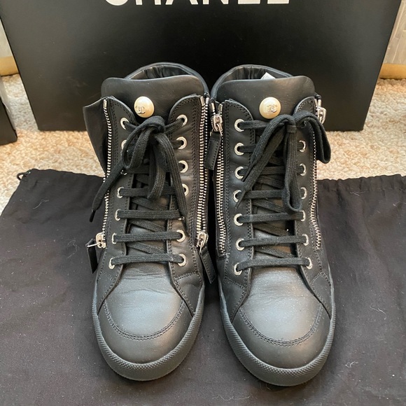 CHANEL HIGH TOP SNEAKERS BLACK - Picture 1 of 4
